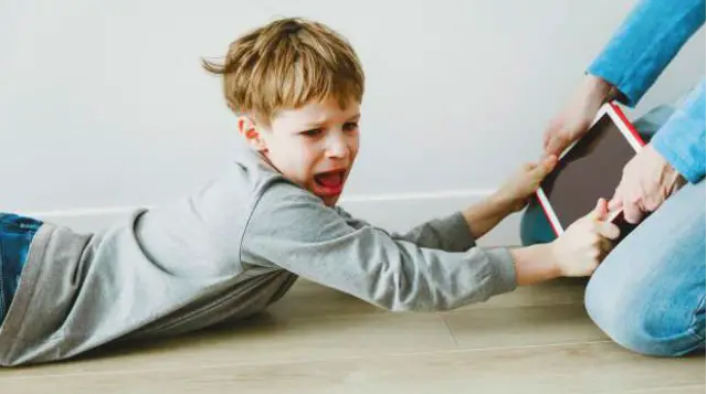 Eltern aufgepasst! Warum es so wichtig ist, Kinder von Bildschirmen fernzuhalten
